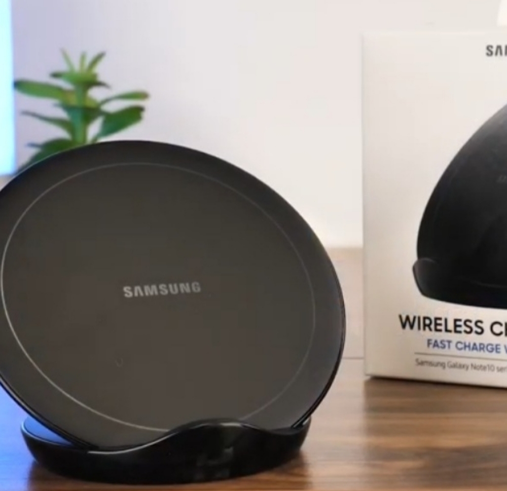 NWT Samsung Wireless Charger Stand 2019